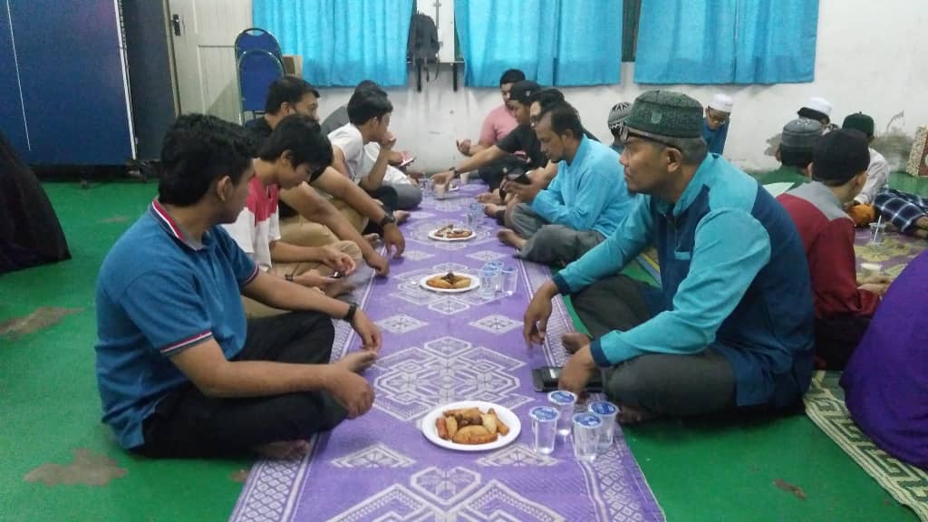 Kelab Siswa HALUAN KUIS Berbuka Bersama Warga AHP