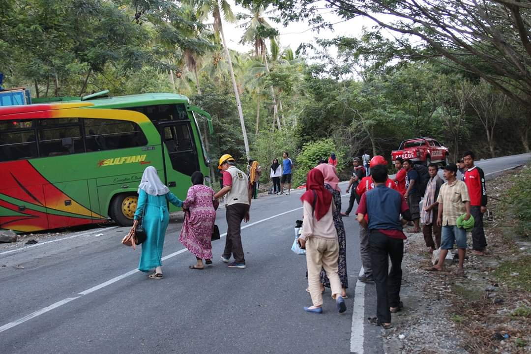 Sukarelawan Misi Kemanusiaan Sulawesi Bantu Mangsa Kemalangan Bas