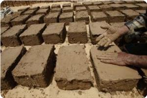 Warga Palestin Bina Rumah dengan Tanah