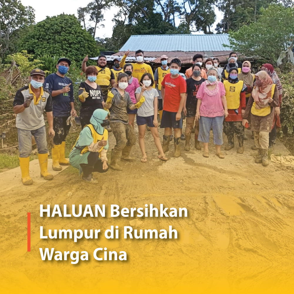 HALUAN Bersihkan Lumpur di Rumah Warga Cina